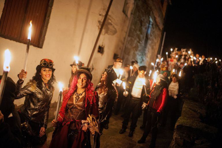 Un grupo de personas disfrazadas, durante la celebración del tradicional "Xoves de Comadres" en Verín, día en el que las mujeres mandan en la calle, dentro del Entroido ourensano