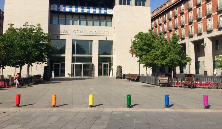 Varios elementos han sido tintados con la bandera arcoíris