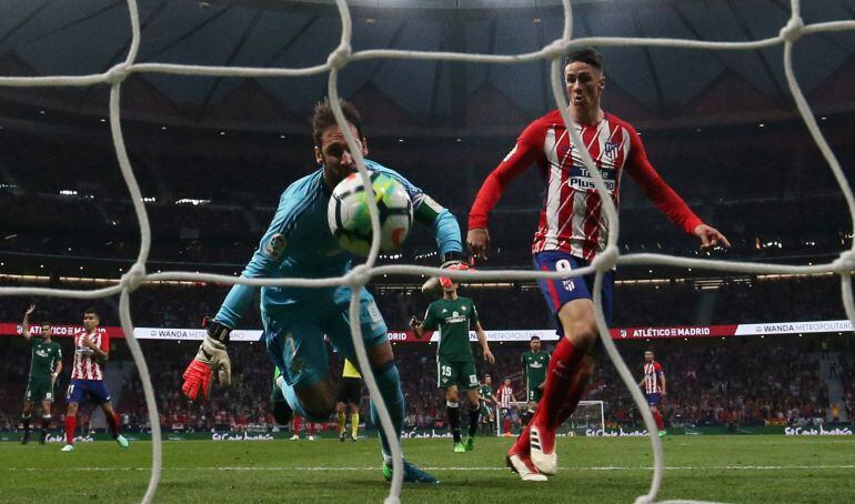 Torres y Giménez, en una acción del partido que posteriormente sería invalidada por fuera de juego