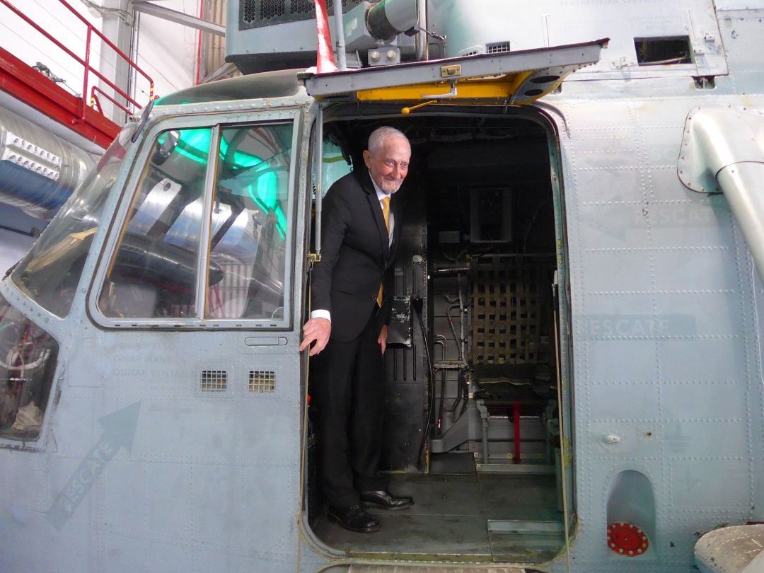 Eduardo Ruiz Mañogil en un helicóptero de la Armada durante un reciente acto en la base de Rota