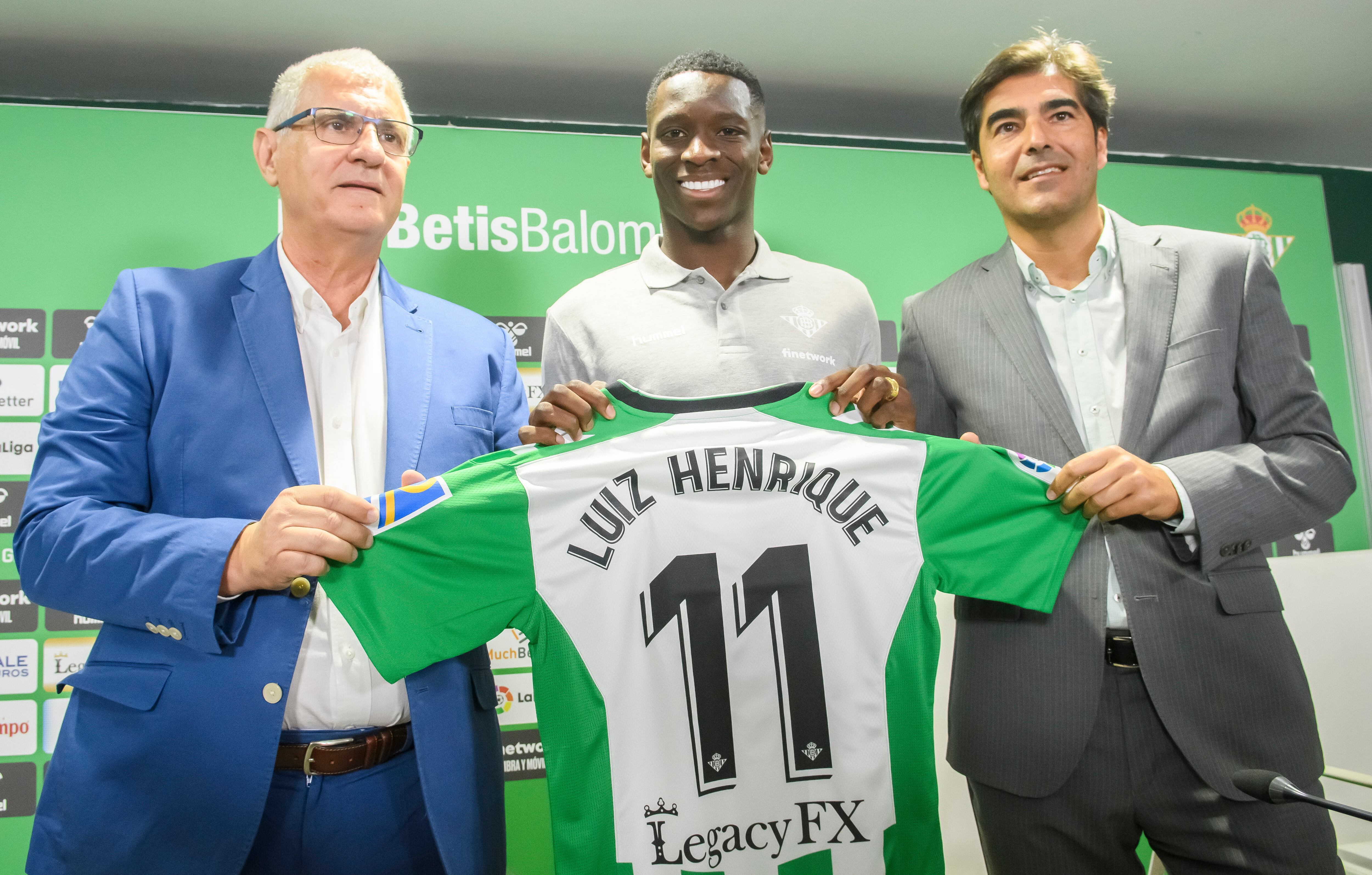 GRAFAND1765. SEVILLA, 20/07/2022.- El presidente del Real Betis, Ángel Haro (d), y el director deportivo del equipo, Antonio Cordón (i), en un momento de la presentación de uno de los fichajes de este año, Luiz Henrique. EFE/ Raúl Caro.