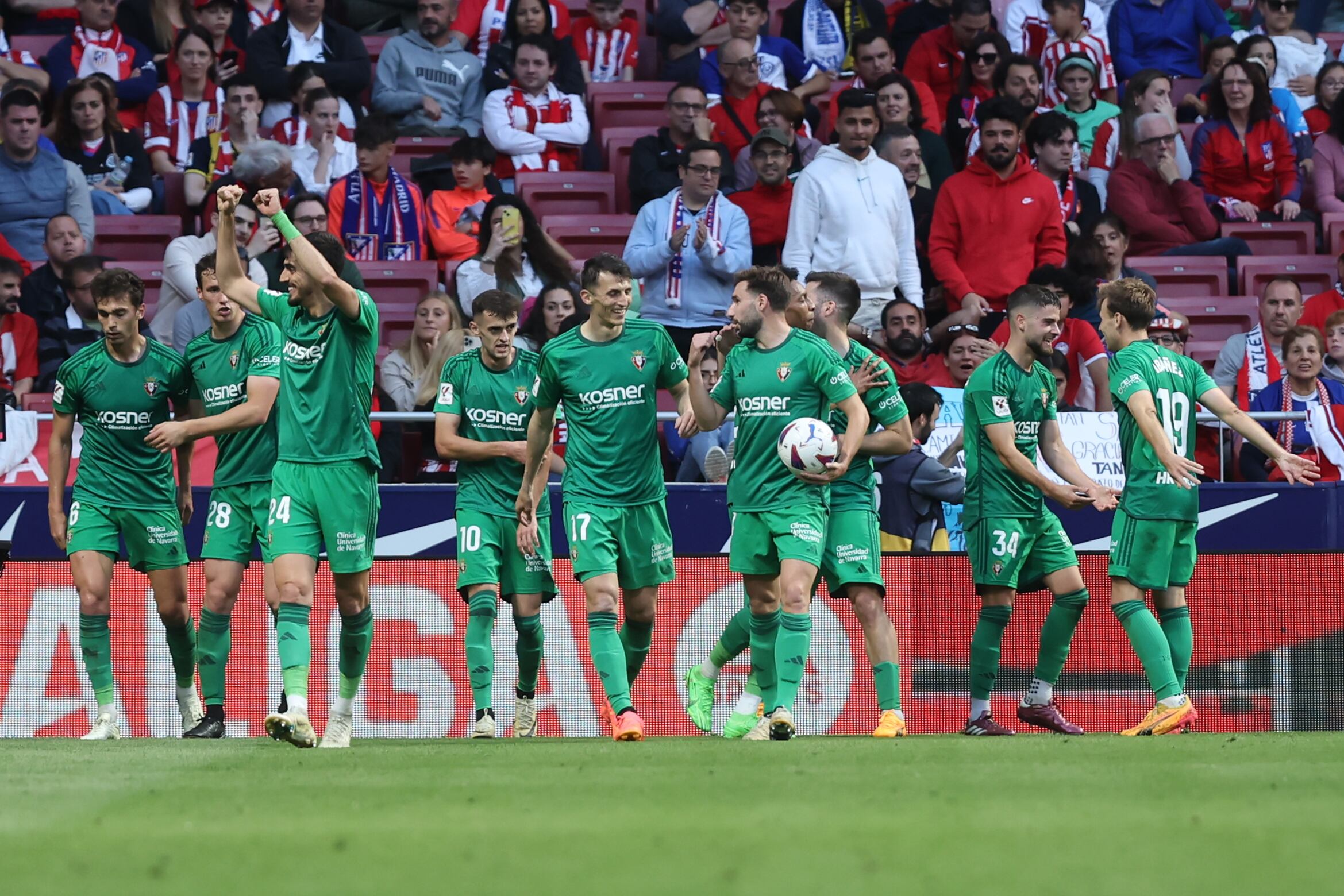 Los jugadores de Osasuna celebran el cuarto gol del equipo navarro obra de Lucas Torró ante al Atlético de Madrid en el estadio Metropolitano