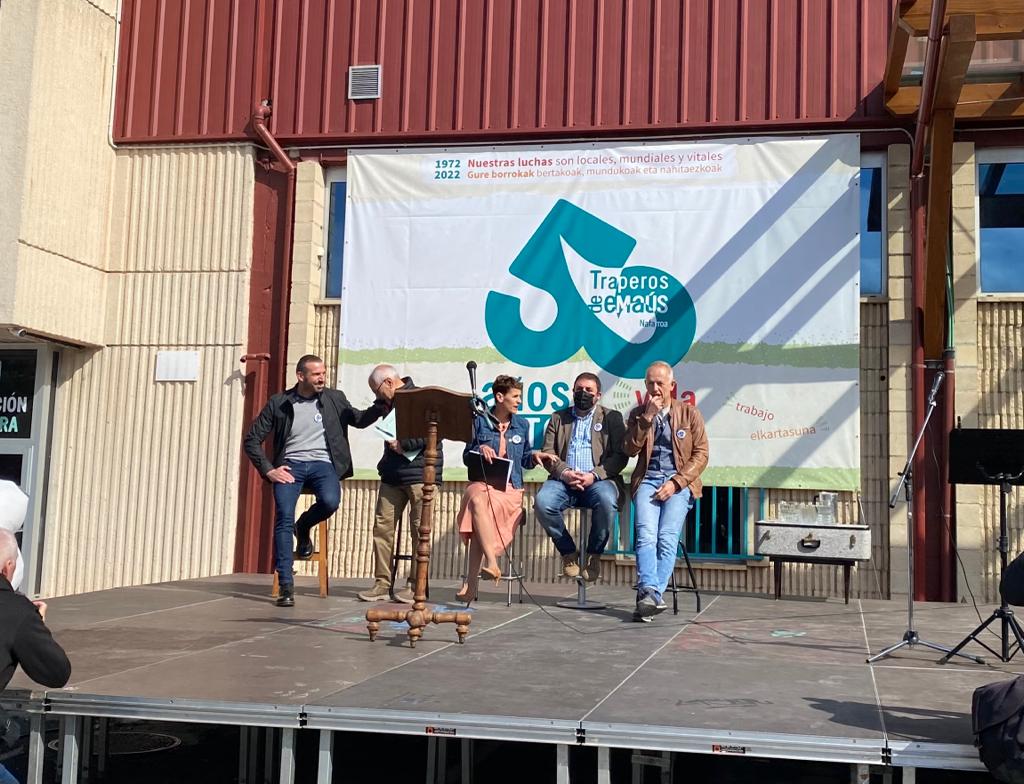 Raúl Maiza, alcalde de Berriozar; José María García, coordinador de la asociación en Navarra; María Chivite, presidenta del Gobierno de Navarra; Unai Hualde, presidente del Parlamento de Navarra; y David Campion, presidente de la Mancomunidad de Pamplona, en el acto del 50 aniversario de los Traperos de Emaús.