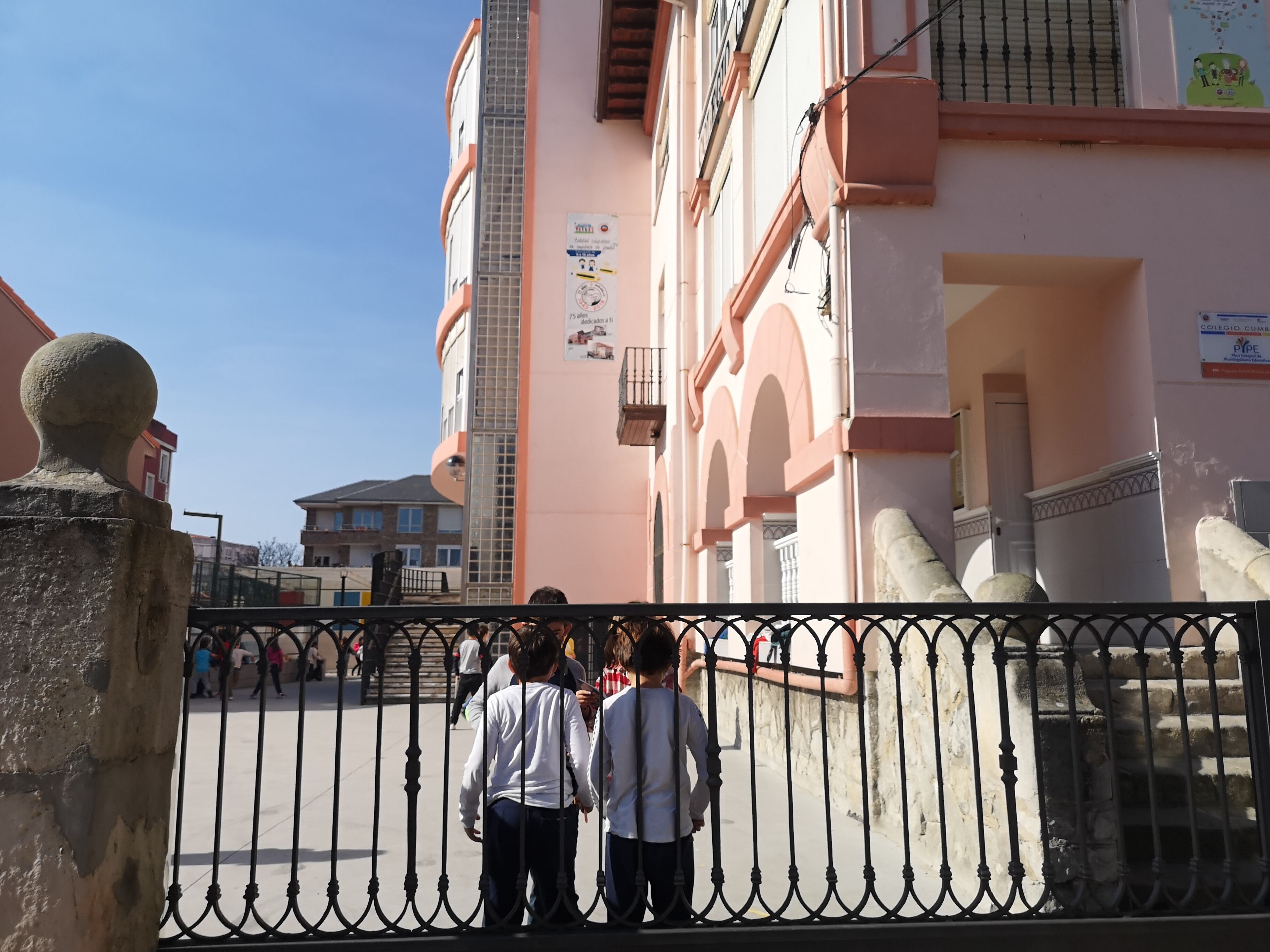 Alumnos en el patio de su colegio en Santander.