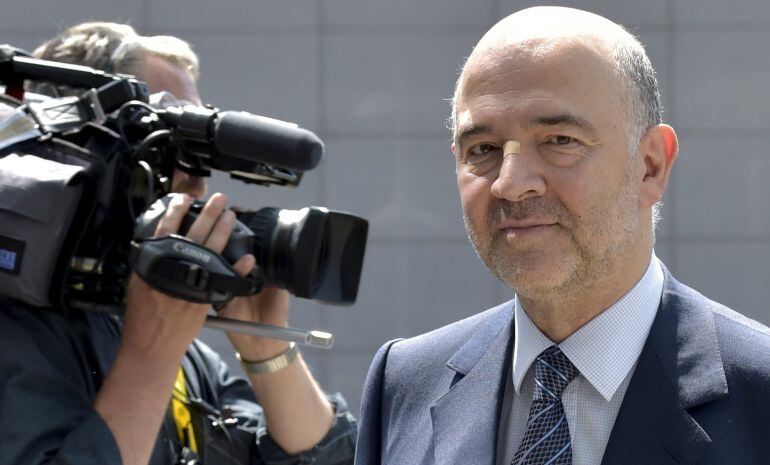 European Economic and Financial Affairs Commissioner Pierre Moscovici arrives to attend an euro zone finance ministers meeting in Brussels, Belgium, July 11, 2015.     REUTERS/Eric Vidal