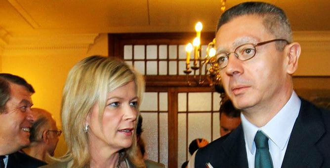 El ministro de Justicia, Alberto Ruiz Gallardón, conversa con la la portavoz del Consejo General del Poder Judicial, Gabriela Bravo, tras su intervención en el seminario 'La presunción de inocencia y los juicios paraleos', que se celebra esta semana en la