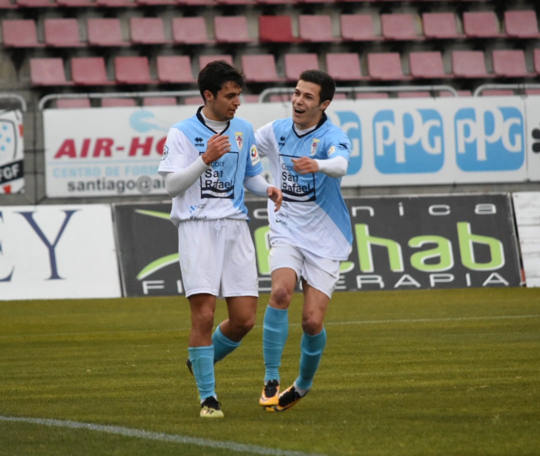 Josiño celebra el primer gol de los blanquiazules ante el Paiosaco