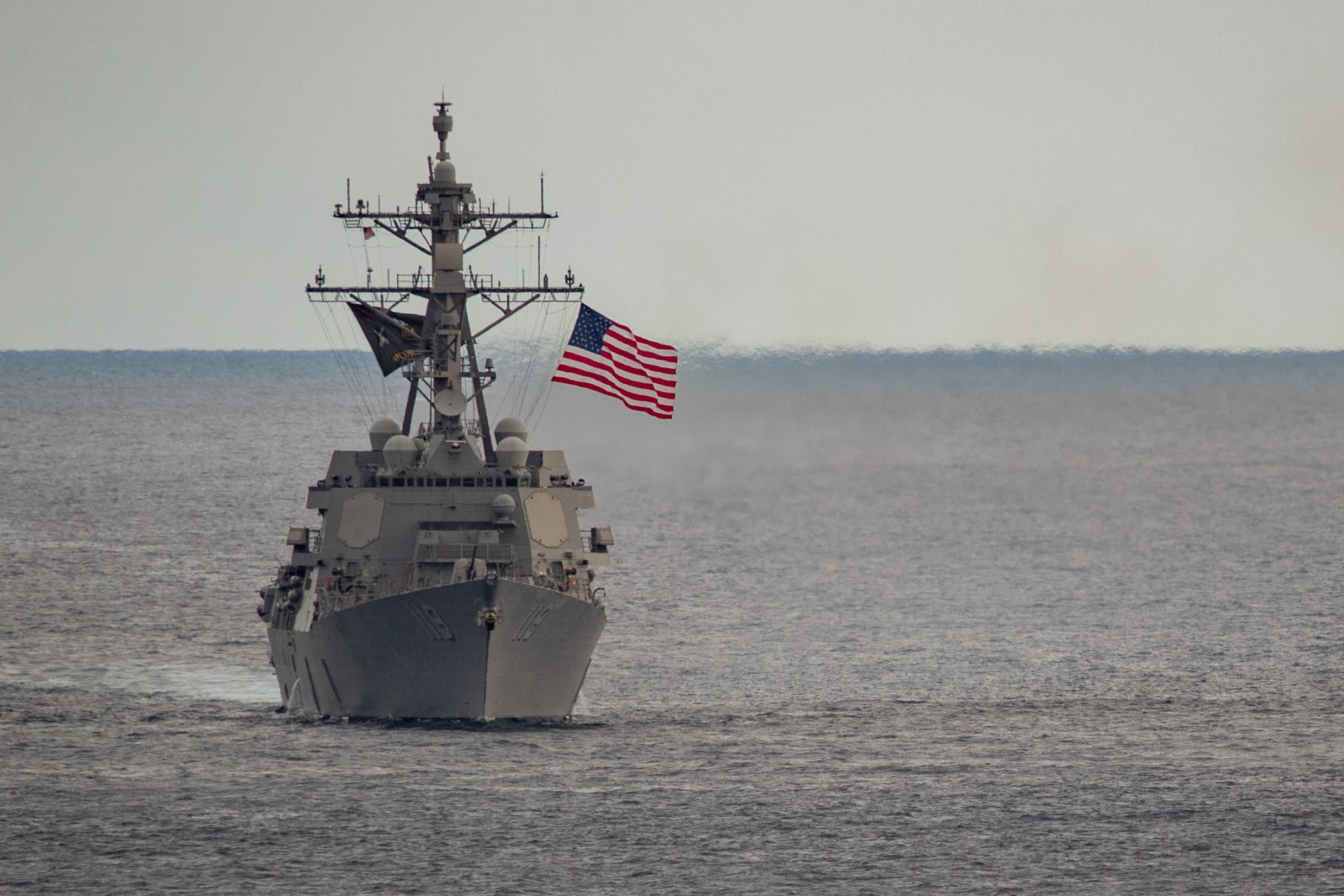 El destructor USS Delbert D. Black navegando por el Mediterráneo