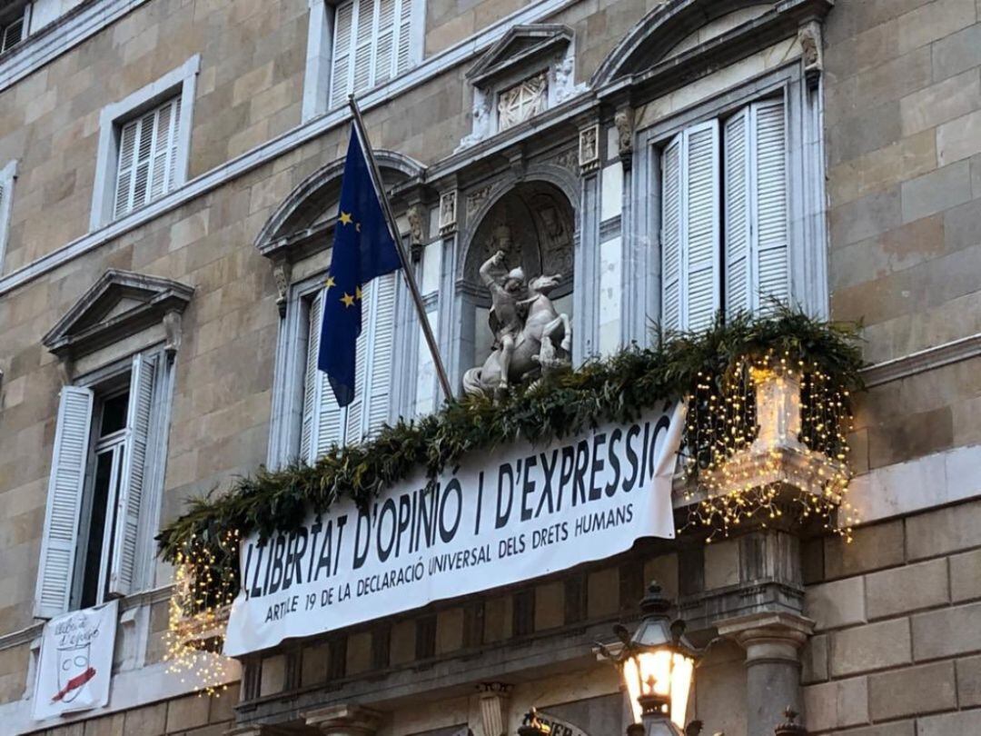 La fachada de la Generalitat con la bandera de la UE 