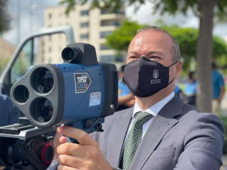 El alcalde de Las Palmas de Gran Canaria, Augusto Hidalgo, prueba el nuevo radar de control de velocidad para el municipio.