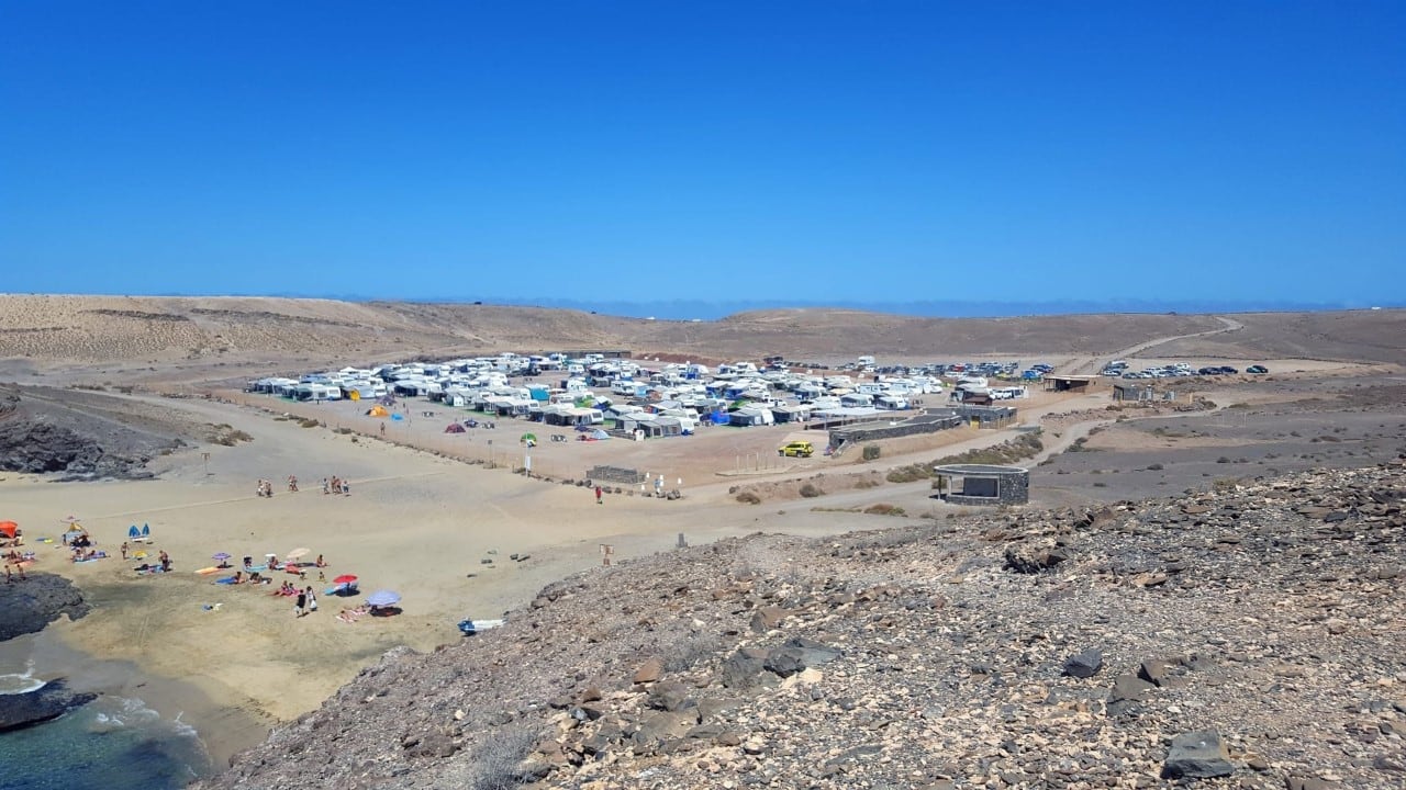 Vista de la zona de acampada junto a una de las playas de Papagayo.