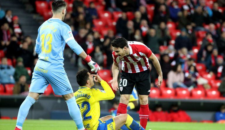 El defensa de la UD Las Palmas, Ximo Navarro (c), recrimina al delantero del Athletic de Bilbao, Aritz Aduriz (d), tras una jugada durante el encuentro correspondiente a la vigésimo tercera jornada de primera división que disputan esta noche en el estadio