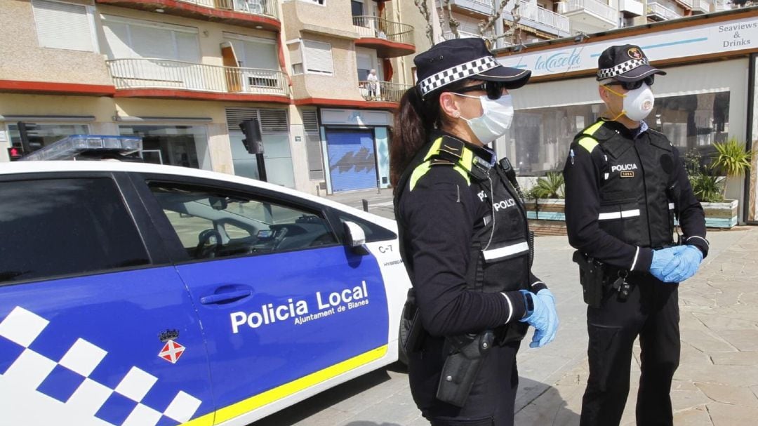 Una parella d'agents a Blanes fent un control
