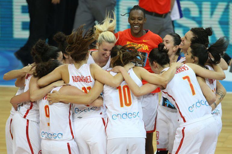 Las españolas celebran su victoria ante Francia en la final del Eurobasket ayer. 