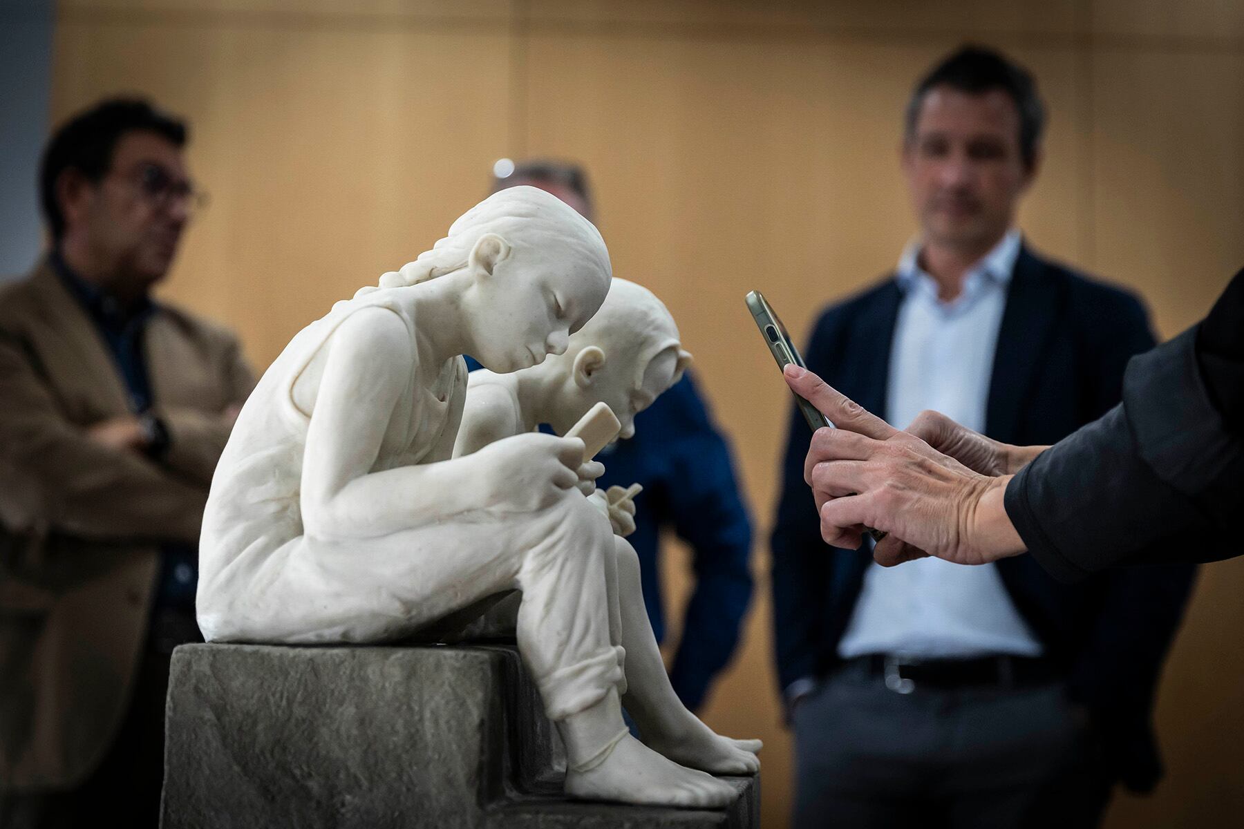 "Mira" té com a protagonistes dos infants amb la mirada clavada en un telèfon mòbil, un missatge de denúncia social