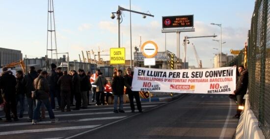 Els treballadors del Port de Barcelona bloquegen l&#039;accés a les instal.lacions per reclamar l&#039;entrada en vigor del conveni col.lectiu