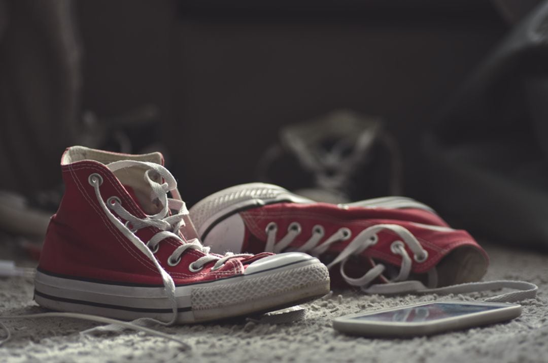 Unas zapatillas deportivas en el suelo.