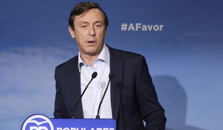 El portavoz del PP en el Congreso, Rafael Hernando, durante la rueda de prensa ofrecida hoy en la sede del partido, en Madrid.