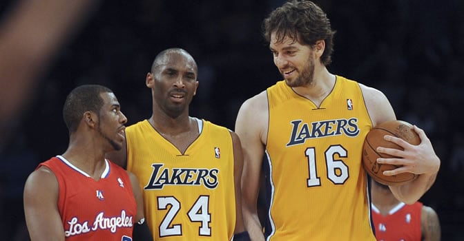 Gasol sonríe a Paul durante un pique con éste ante la presencia de Kobe Bryant