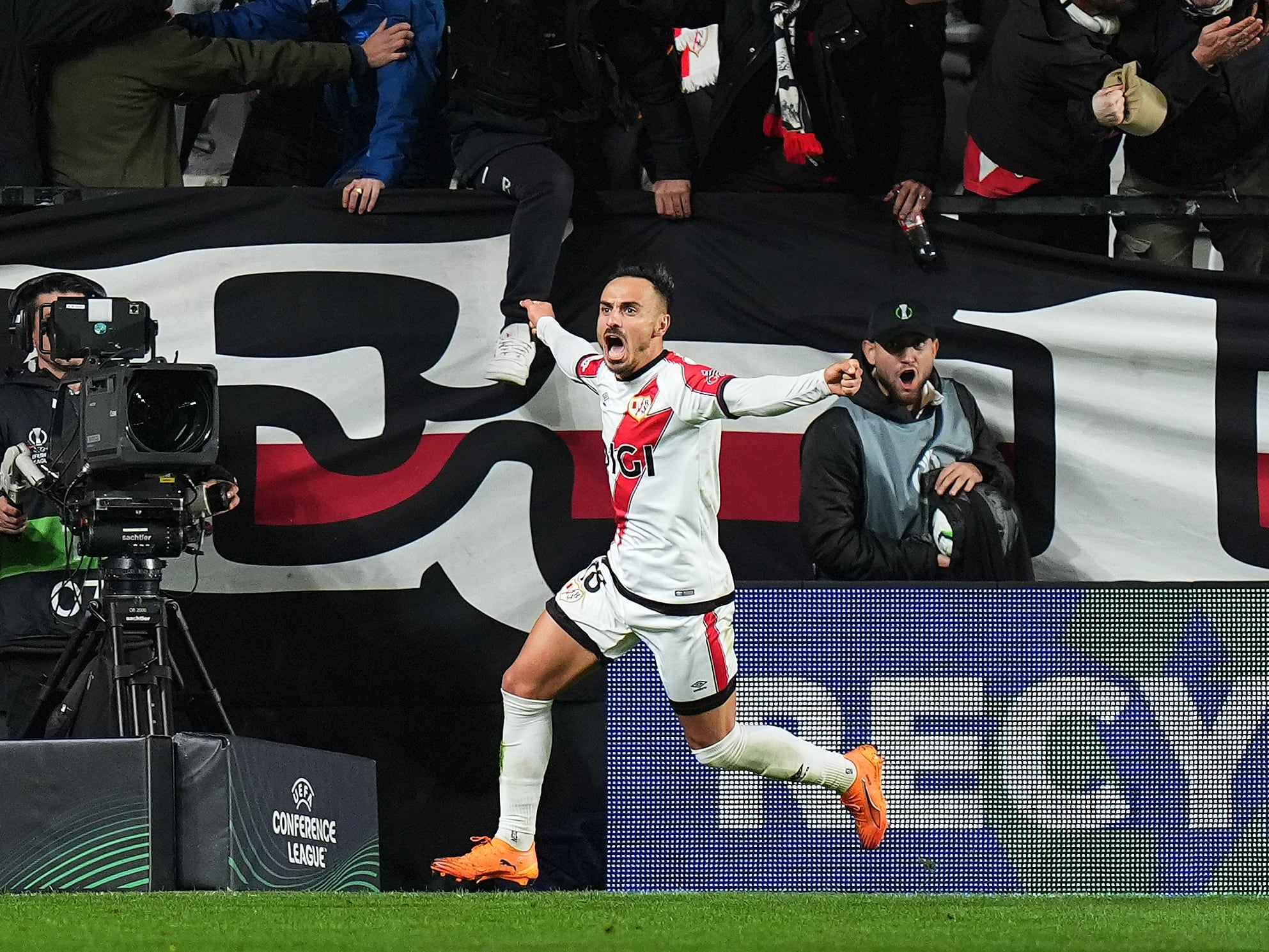 Álvaro García celebra su gol ante el Lech Poznan