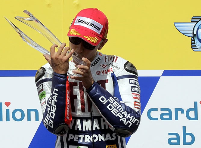 Lorenzo besa el trofeo que le acredita campeón del GP de República Checa