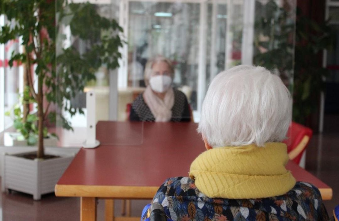 Imagen de dos personass internas de una residencia de mayores