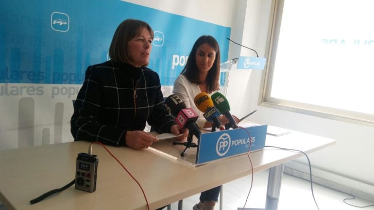 La portavoz del PP, Virginia Marí y la concejal María Fajarnés