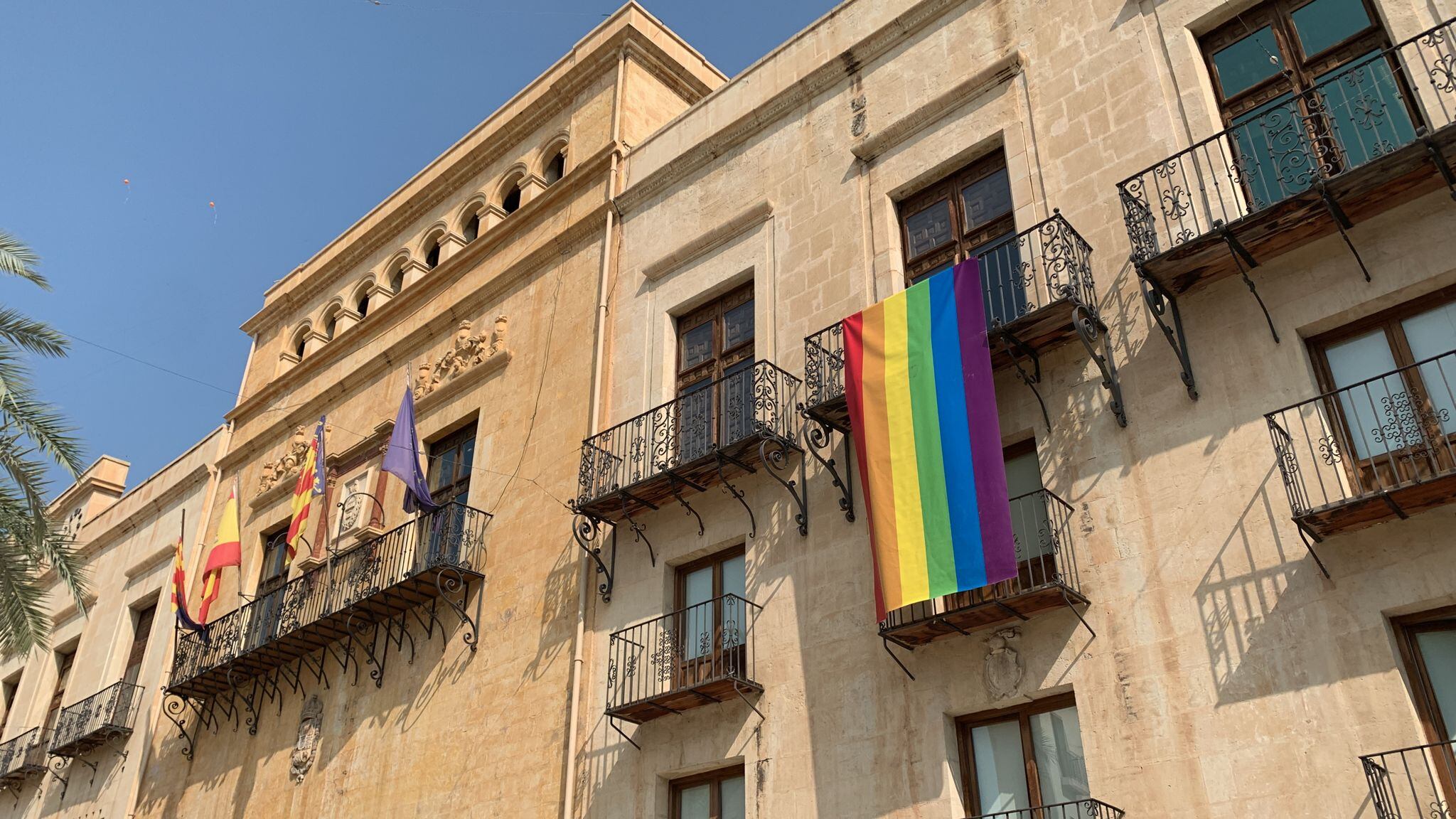 Bandera fachada ayuntamiento Elche