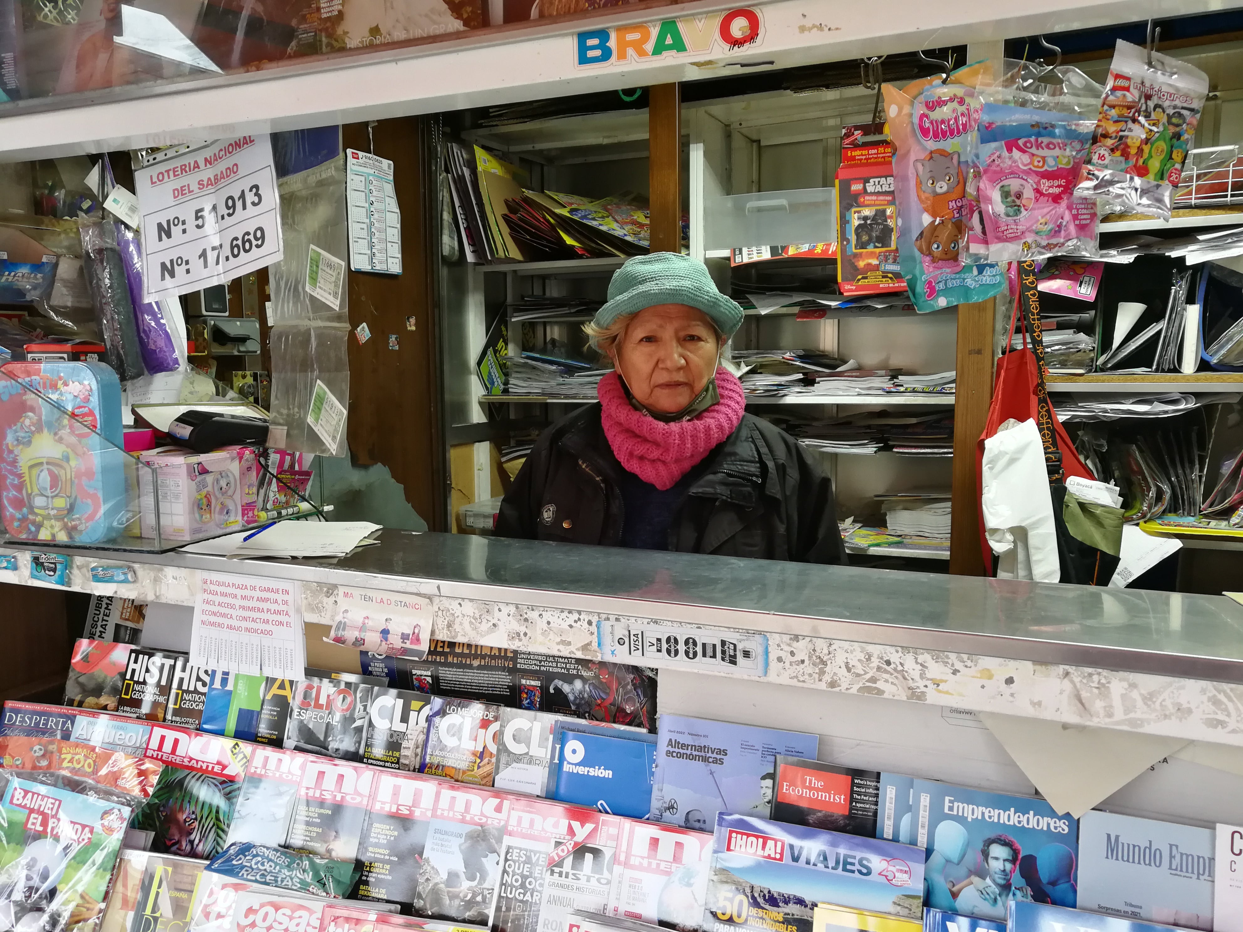 Doris lleva 29 años tras el mostrador de su kiosco en Leganés