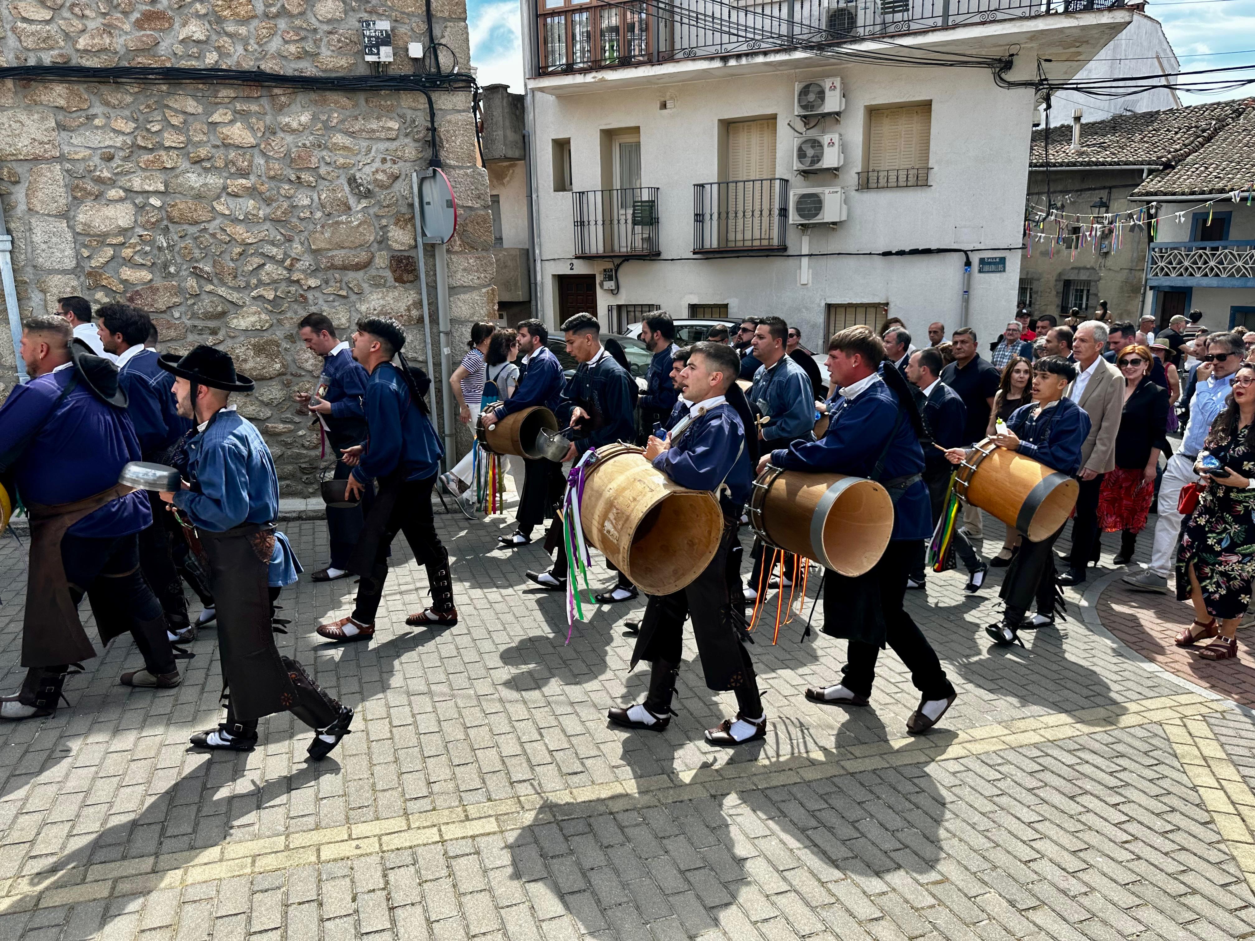 Los pastores de Casavieja desfilando