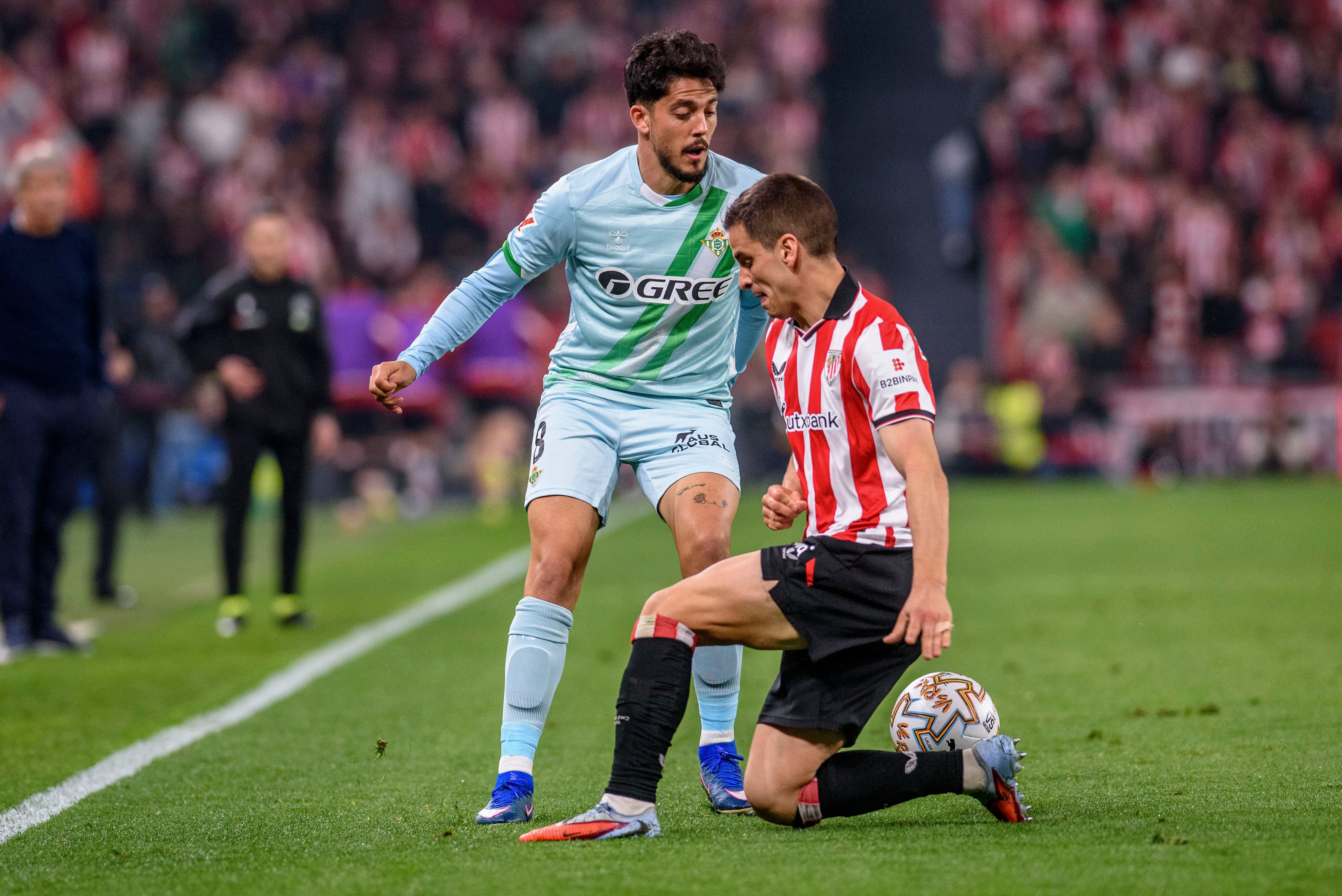 BILBAO, 22/03/2026.-El centrocampista del Real Betis Pablo Fornals (i) pelea un balón con el centrocampista del Athletic Club de Bilbao Ruiz de Galarreta (d), durante el partido de la jornada 29 de LaLiga entrel el Athletic Club y el Real Betis, este domingo en el estadio de San Mamés en Bilbao.-EFE/ Javier Zorrilla
