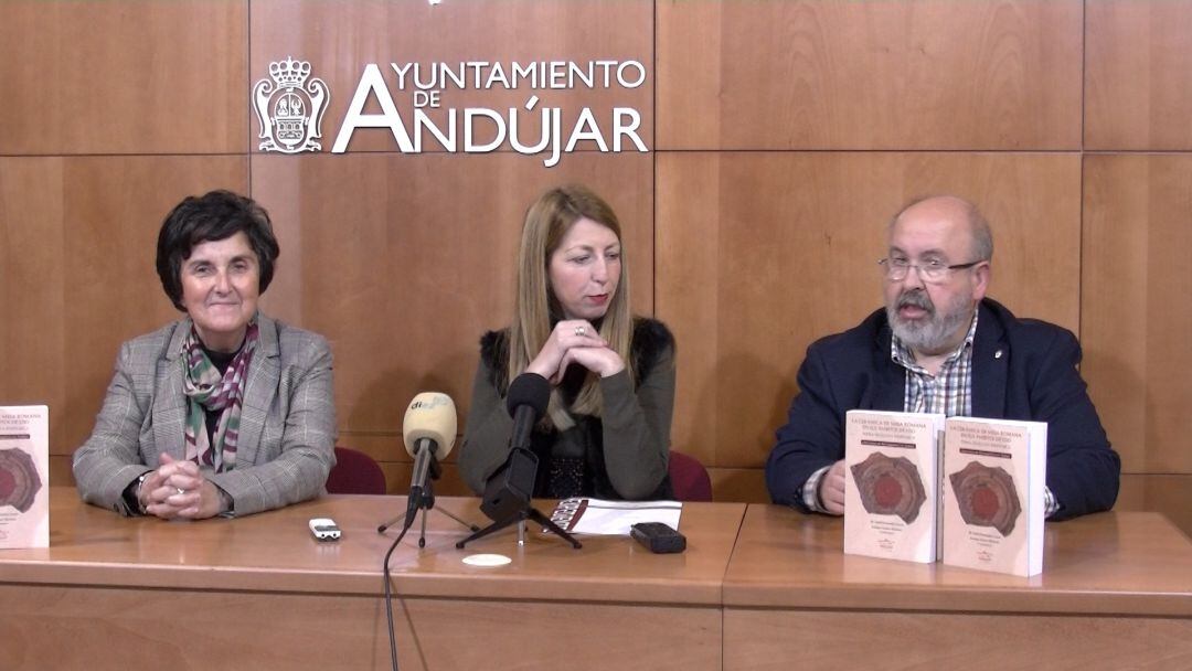 Isabel Fernández, Alma Cámara y Enrique Gómez