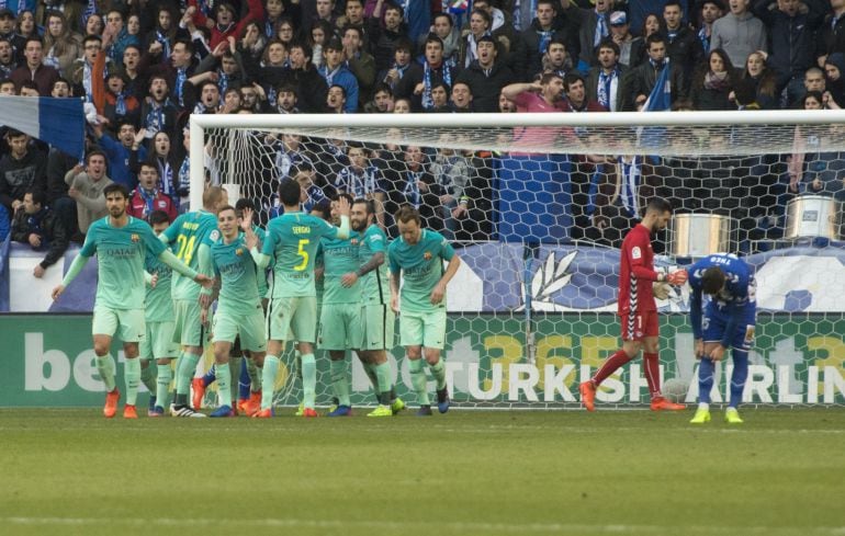 El FC Barcelona celebra un gol durante el partido contra el Deportivo Alavés en el estadio de Mendizorroza. 