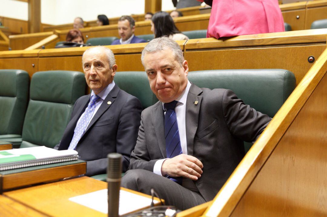 Erkoreka y Urkullu, en el pleno del Parlamento vasco