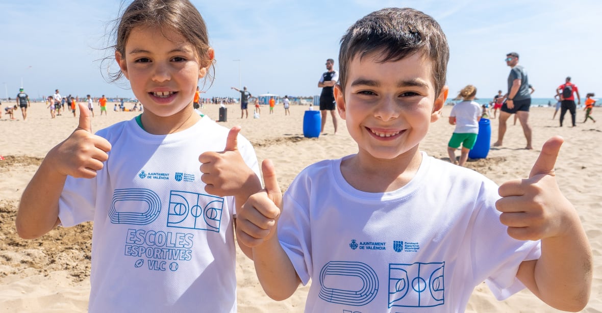 Niños practicando deporte en la playa de València