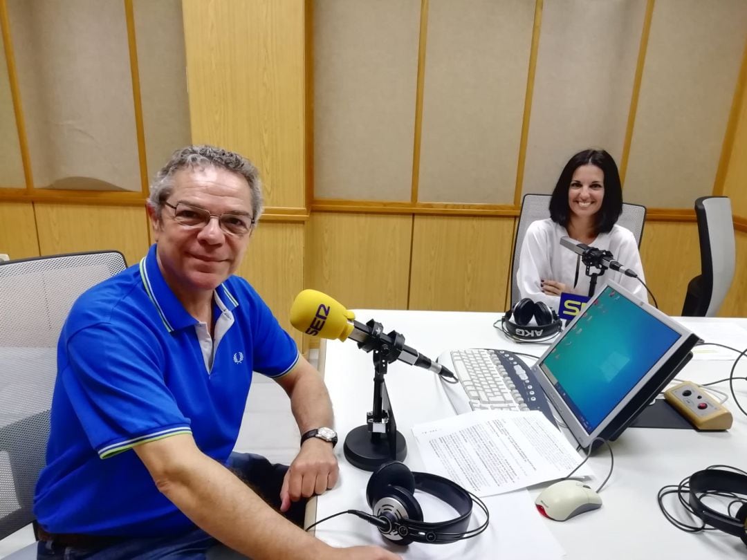 Salomón Hachuel junto a Ana González Pinto en los estudios de Radio Sevilla