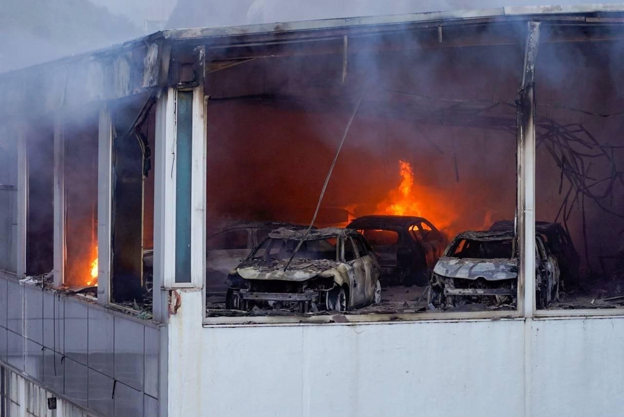 Vehículos calcinados en el incendio de un concesionario de coches en Erandio (Bizkaia).
Los bomberos han extinguido minutos antes de las nueve de la noche el incendio declarado horas antes en un concesionario de vehículos Mazda, situado en la ribera de Erandio (Bizkaia), debajo del Puente de Rontegi. Se ha tenido que desalojar a los trabajadores de varias tiendas de coches colindantes al local incendiado, y no ha habido que lamentar heridos, aunque sí daños materiales, al contabilizarse entre 25 y 30 vehículos calcinados.

POLITICA PAÍS VASCO ESPAÑA EUROPA VIZCAYA
IREKIA