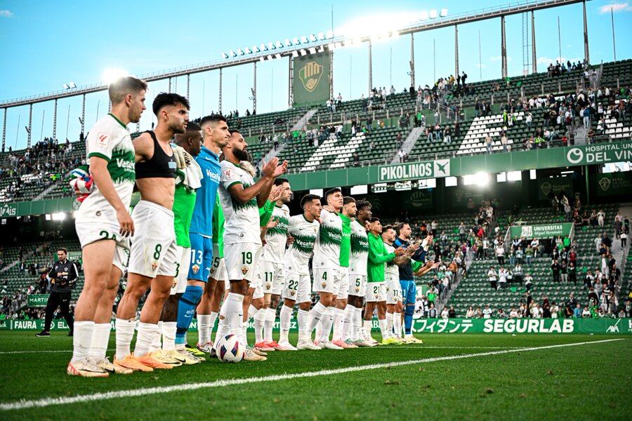 Los jugadores del Elche con la afición tras el empate a dos con el Espanyol