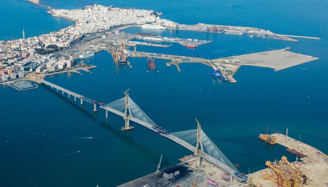 Vista aérea de la construcción del segundo puente sobre la bahía de Cádiz