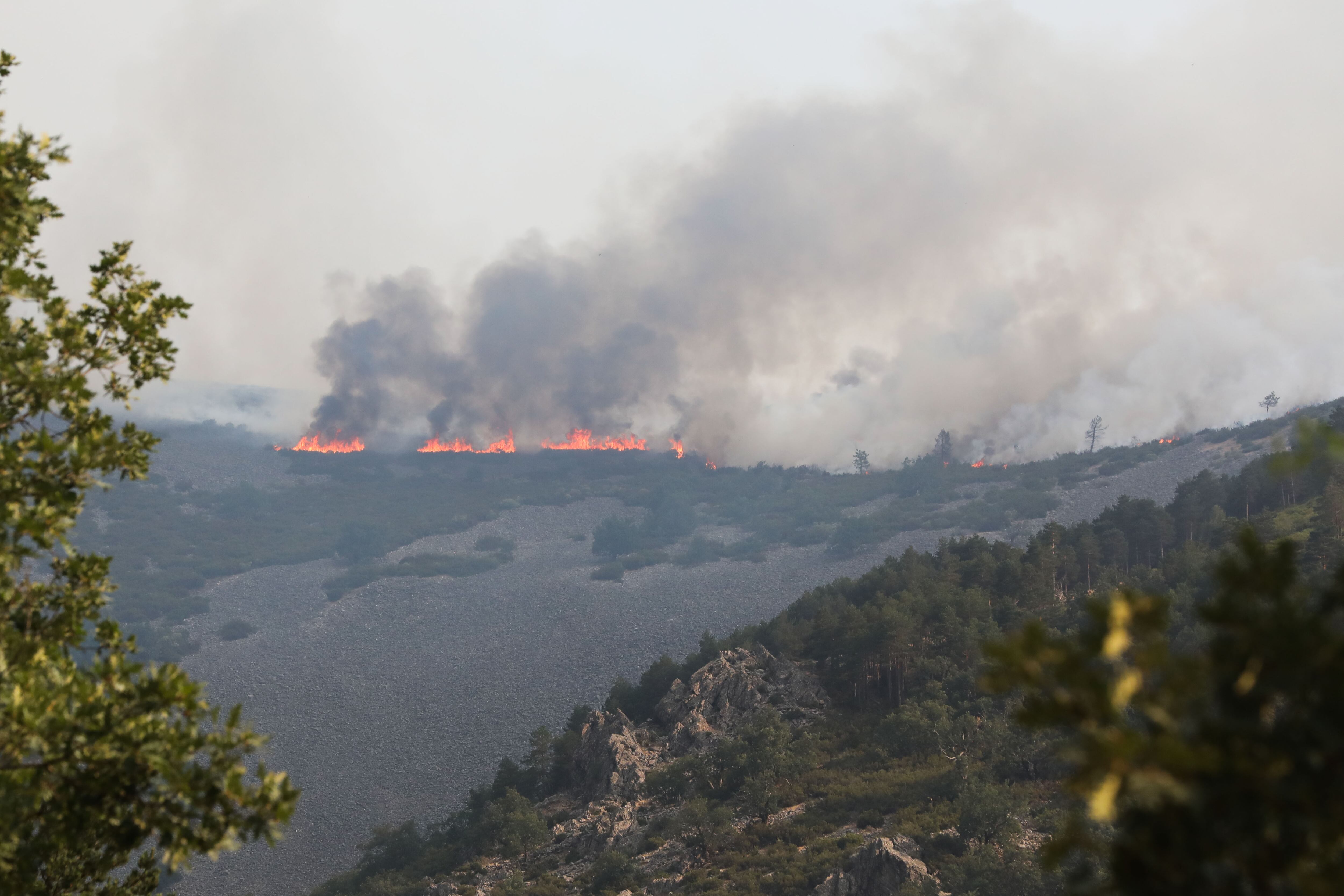 HURDES, 14/07/2022.- El incendio forestal declarado el pasado lunes en la comarca cacereña de Las Hurdes se ha reactivado este jueves en la zona crítica de Las Mestas (Cáceres), alquería que ha sido evacuada, y avanza en dirección a Salamanca hacia Las Batuecas, donde ha sido desalojado el monasterio de San José. EFE/Carlos García
