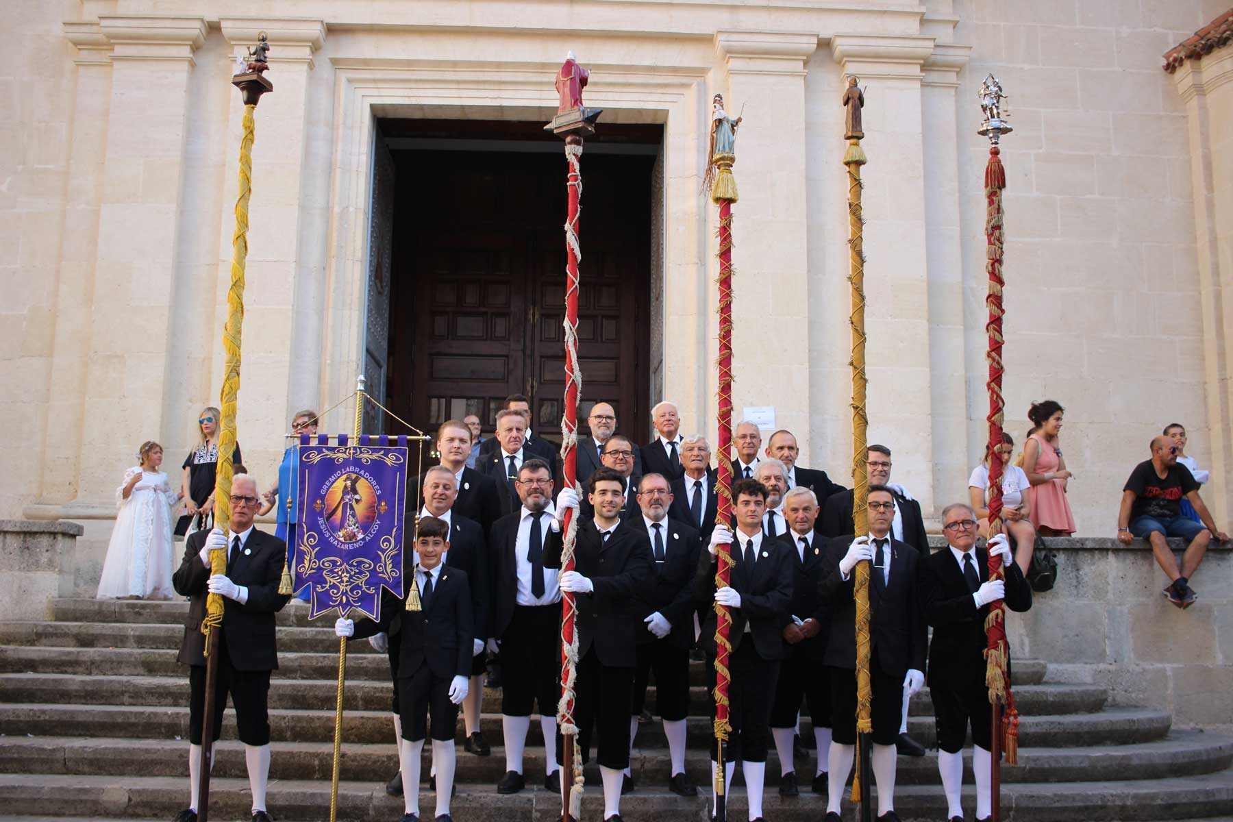 Foto de familia del Gremio de Labradores frente a la iglesia de Santa María