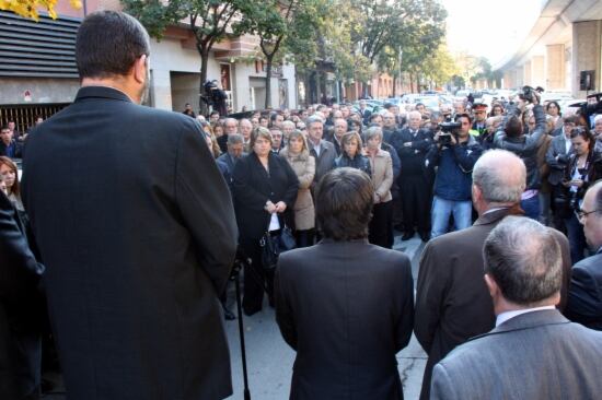 Unes 200 persones han participat en el minut de silenci en record a Jordi Comas davant la seu de la patronal gironina FOEG