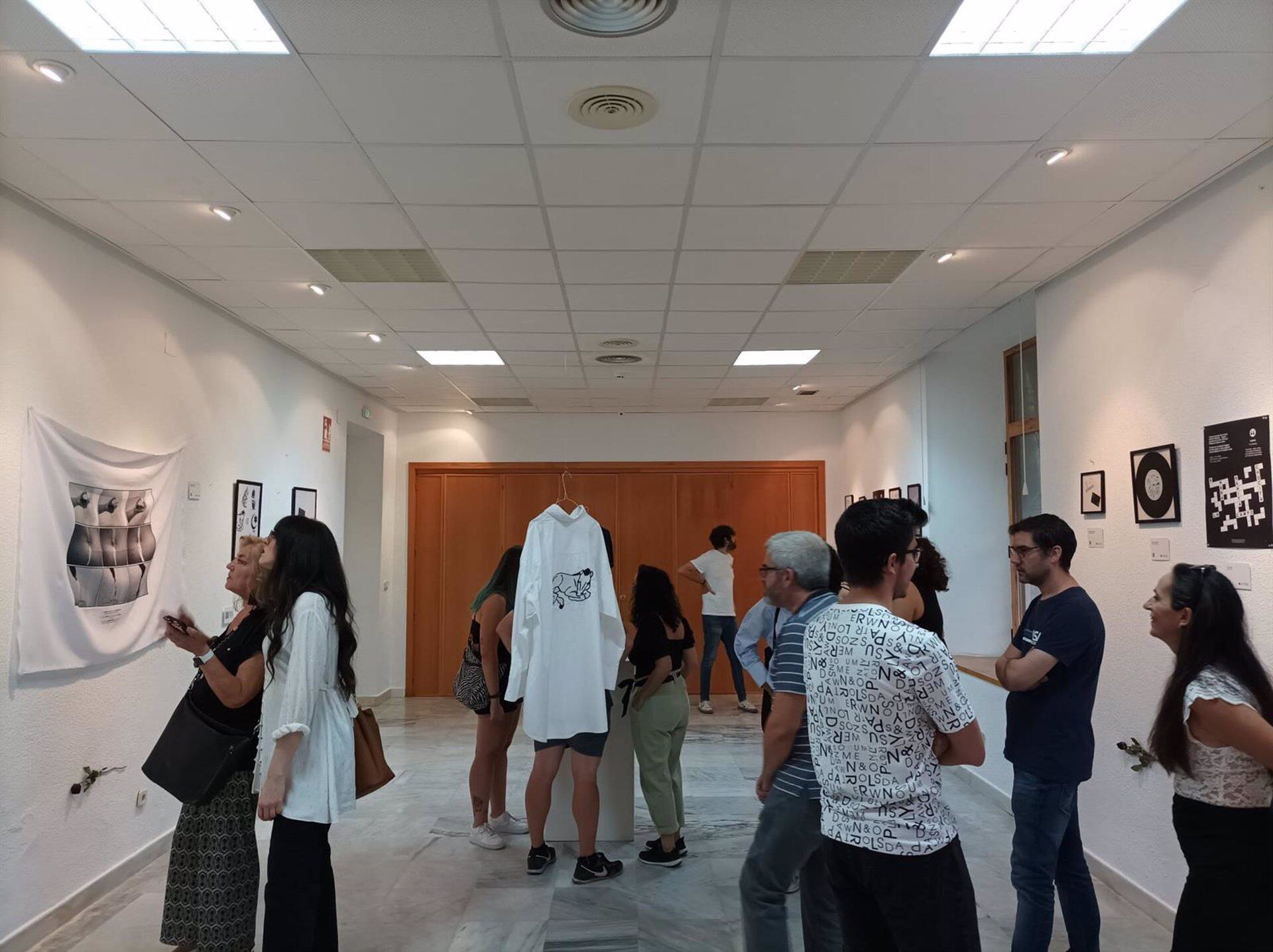 Una exposición en el Centro Carmen de Burgos..

El Centro de Formación Feminista Carmen de Burgos, de Baeza (Jaén), dependiente del Instituto Andaluz de la Mujer (IAM), acogió 45 actividades, tanto presenciales como en formato &#039;on line&#039;, con la participación de 2.146 personas.

POLITICA 
JUNTA
