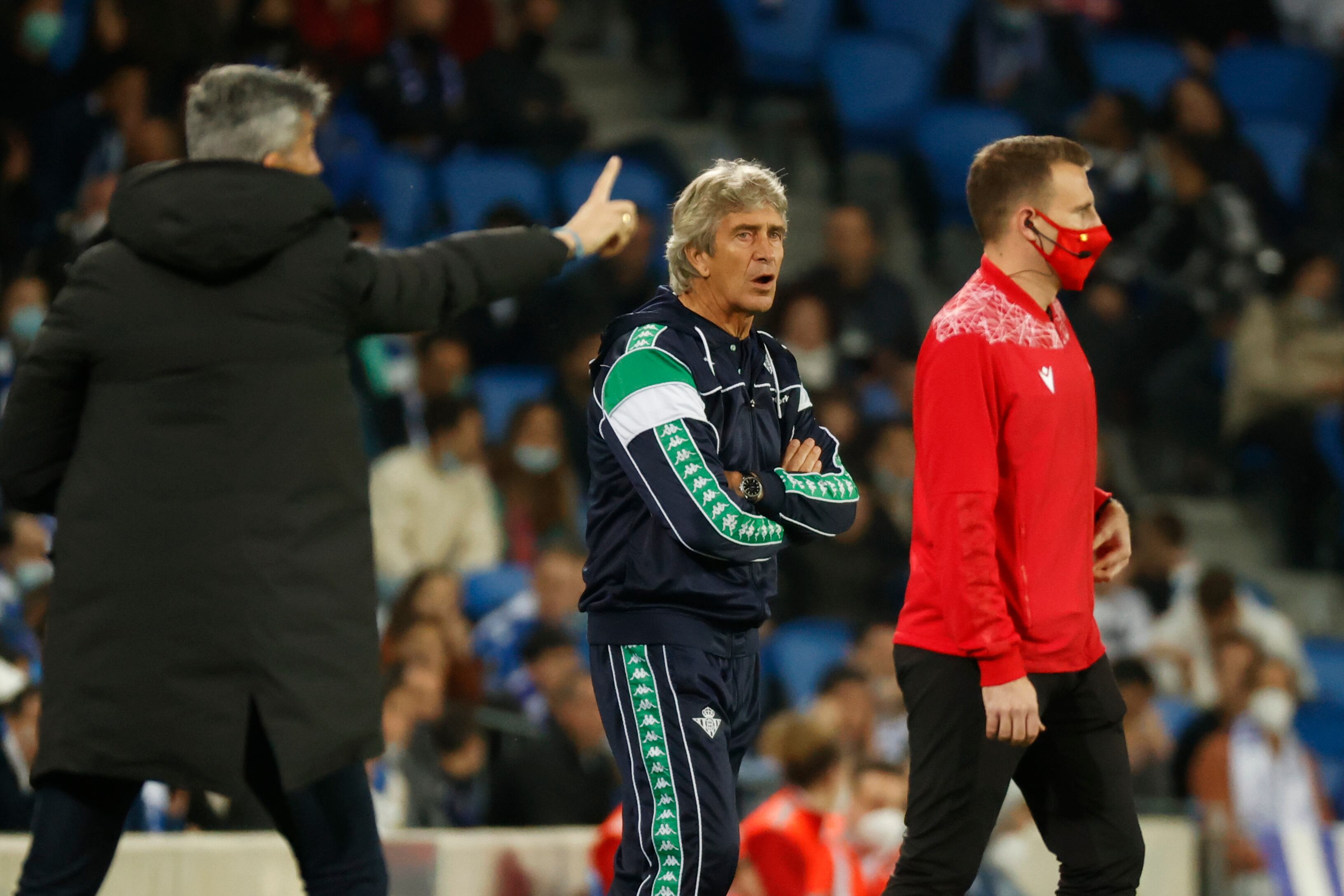 San Sebastián, 15/04/2022.- El técnico chileno del Betis, Manuel Pellegrini, durante el encuentro correspondiente a la jornada 32 de primera división que disputan hoy viernes frente a la Real Sociedad en el Reale Arena de San Sebastián. EFE / Javier Etxezarreta.
