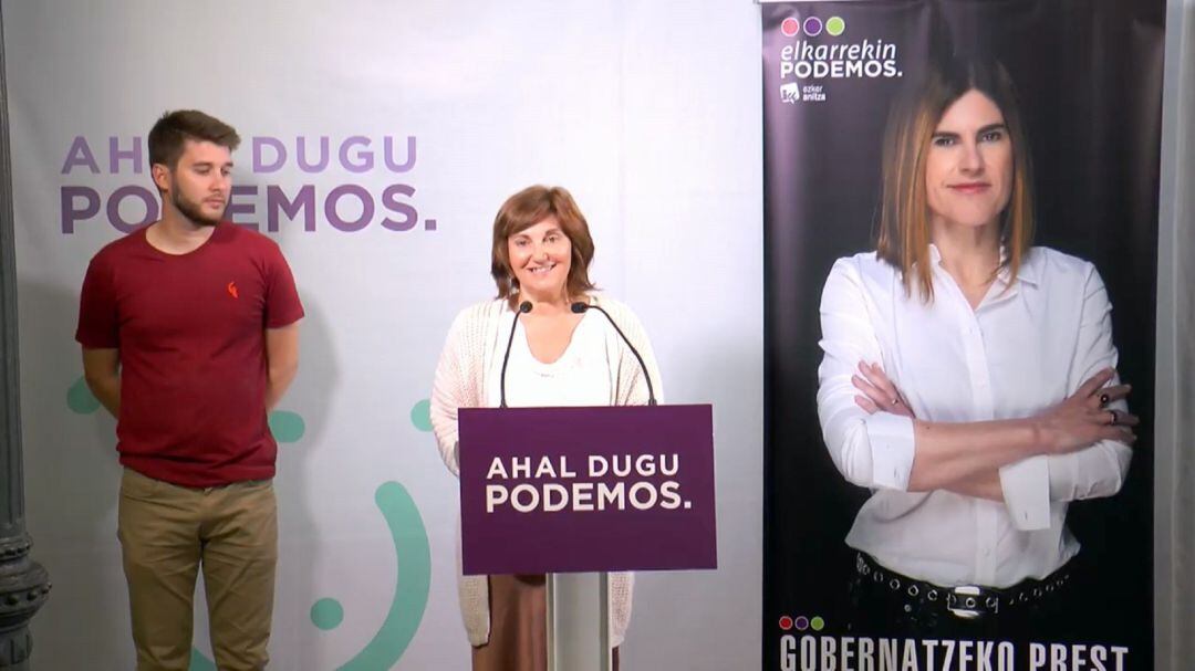 La nueva coordinadora de Podemos Euskadi, Pilar Garrido (d) durante la rueda de prensa para dar a conocer los resultados de las primarias de su formación en Bilbao este sábado