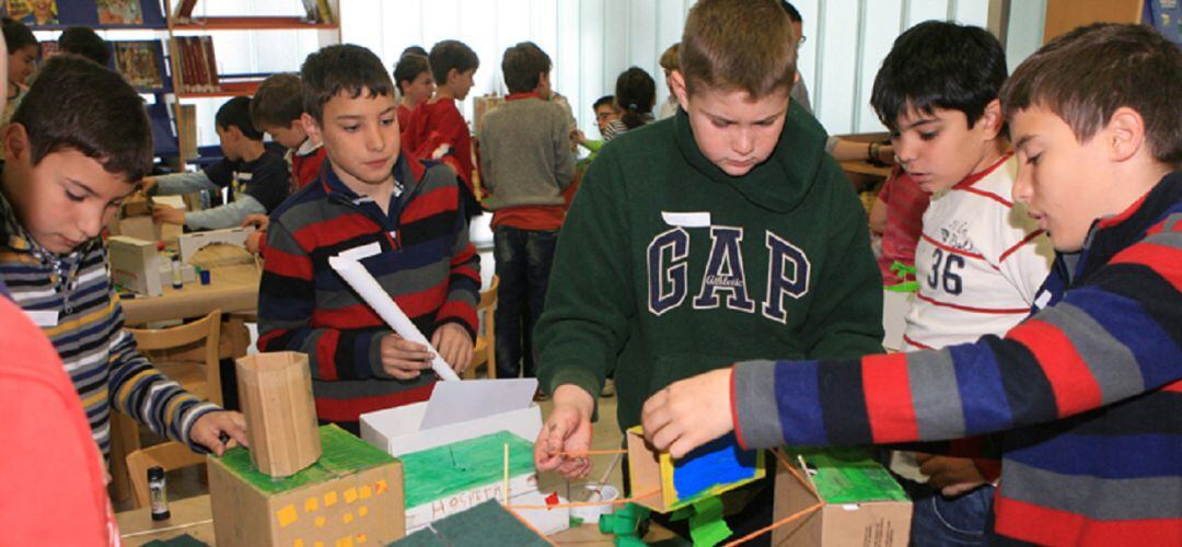 Niños en una biblioteca municipal de Tres Cantos