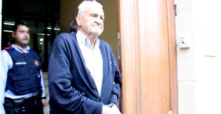 Pla mig del veí de Bellpuig acusat de matar el seu gendre en el moment en què és custodiat pels mossos sortint dels jutjats de Cervera per traslladar-lo cap a la presó.