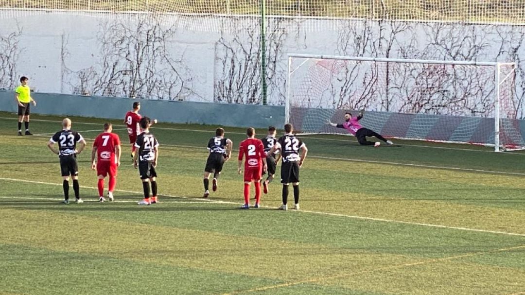 Momento en el que Piloto lanza el penalti que supuso el 1:0 en el marcador