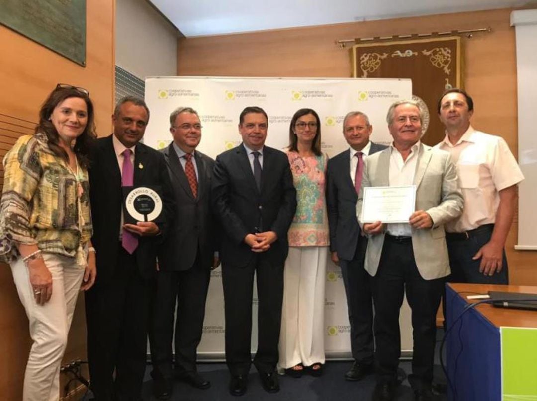 La delegación mallorquina con Xisca Parets, Miquel Gual y Jerònia Bonafè, con el ministro en funciones de Agricultura del Gobierno de España, Luis Planas; del rector de la Universidad Politécnica de Madrid, Guillermo Cisneros y el presidente de Cooperativas Españolas Ángel Villafranca 