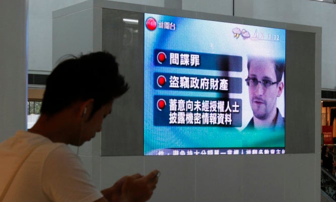 Edward Snowden en un monitor de noticias en Hong Kong